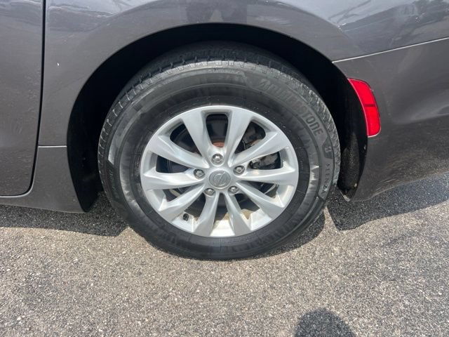 Used 2018 Chrysler Pacifica Touring-L Plus FWD image 9