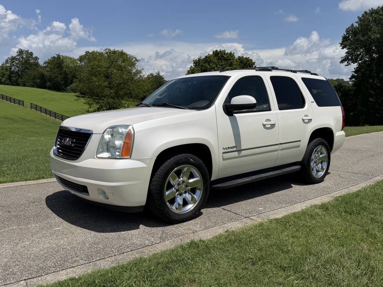 Used 2011 GMC Yukon SLT RWD image 3