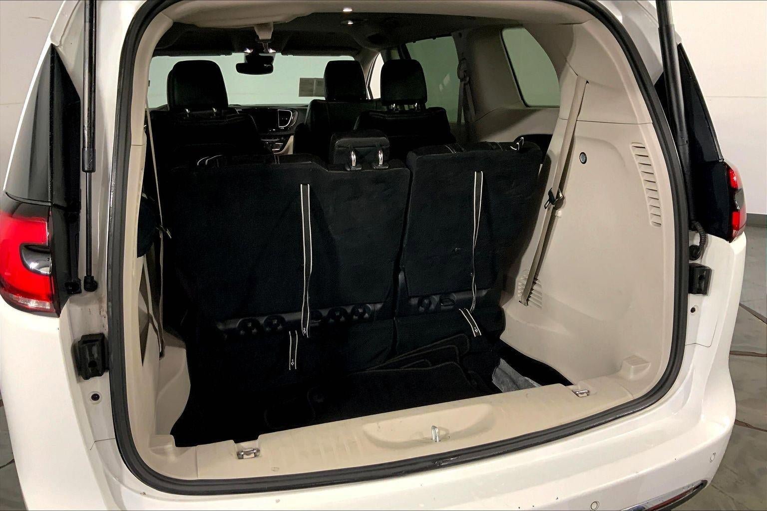 Used 2023 Chrysler Pacifica Touring-L FWD image 4