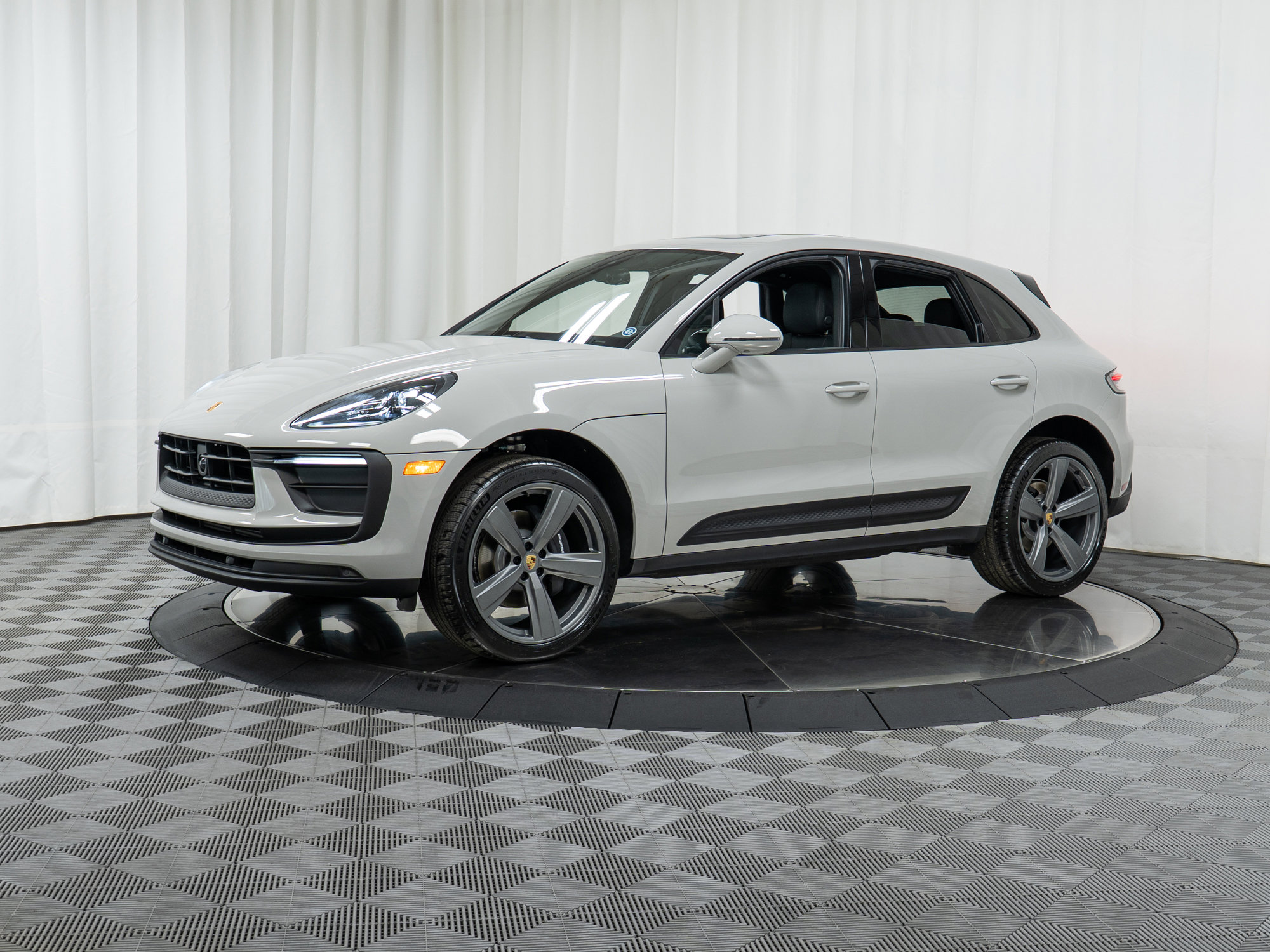 Used 2025 Porsche Macan image 29