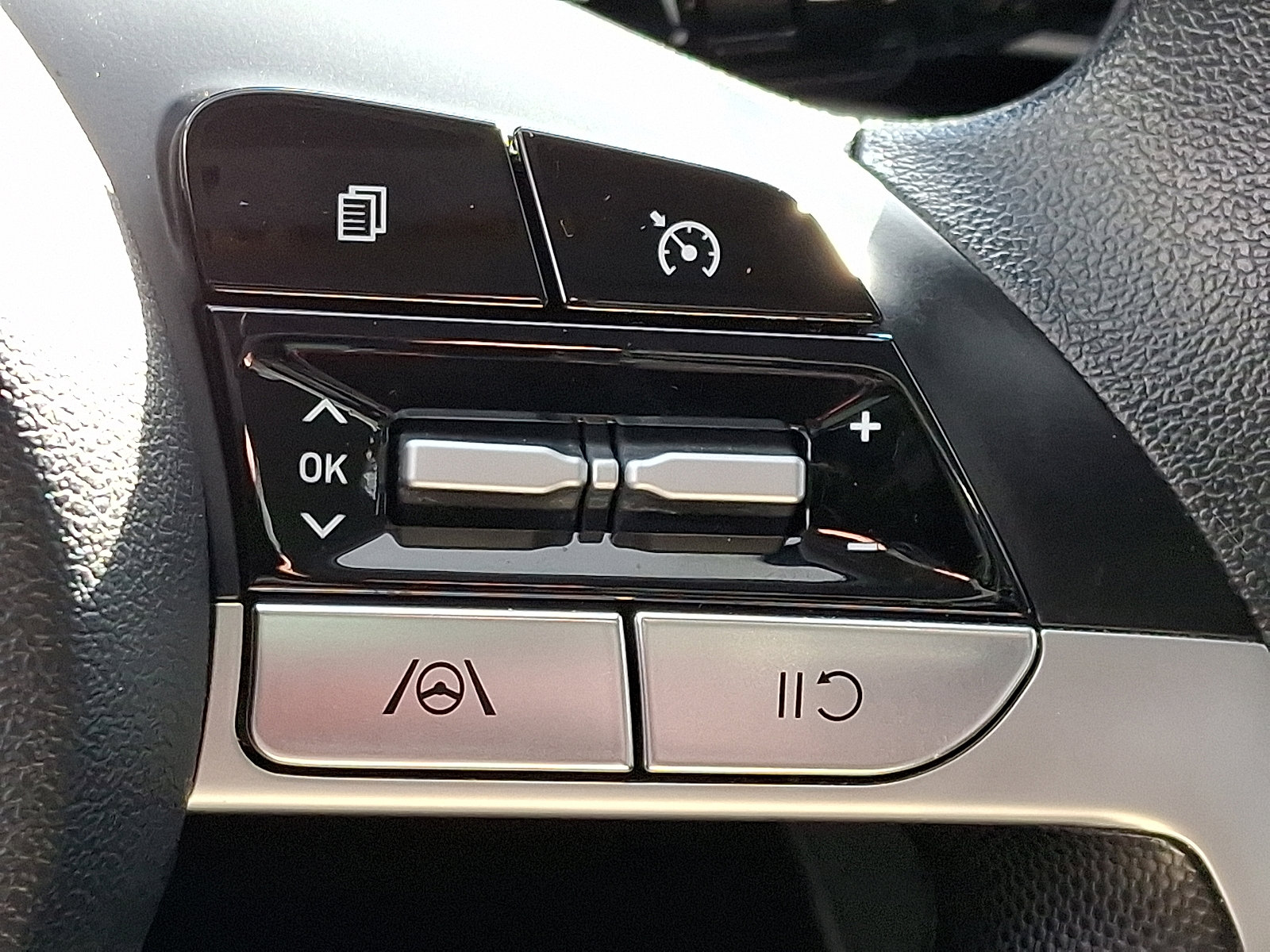 Used 2023 Hyundai Elantra Blue w/ Preferred Accessory Package image 22