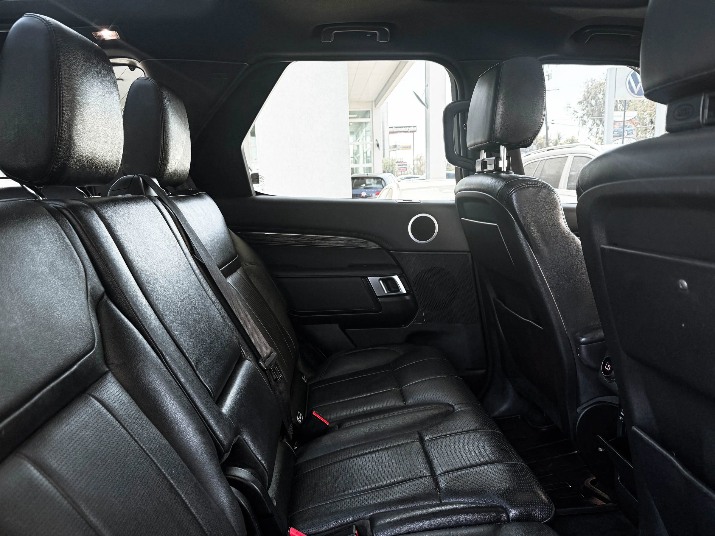 Used 2020 Land Rover Discovery HSE image 30