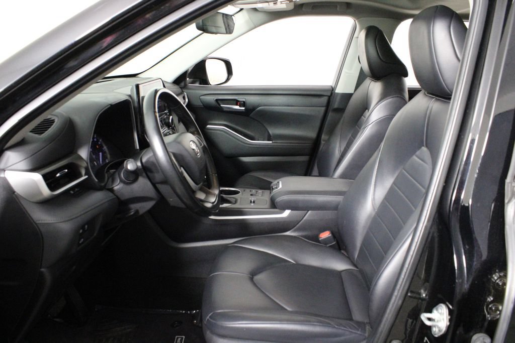 Used 2023 Toyota Highlander XLE FWD image 14