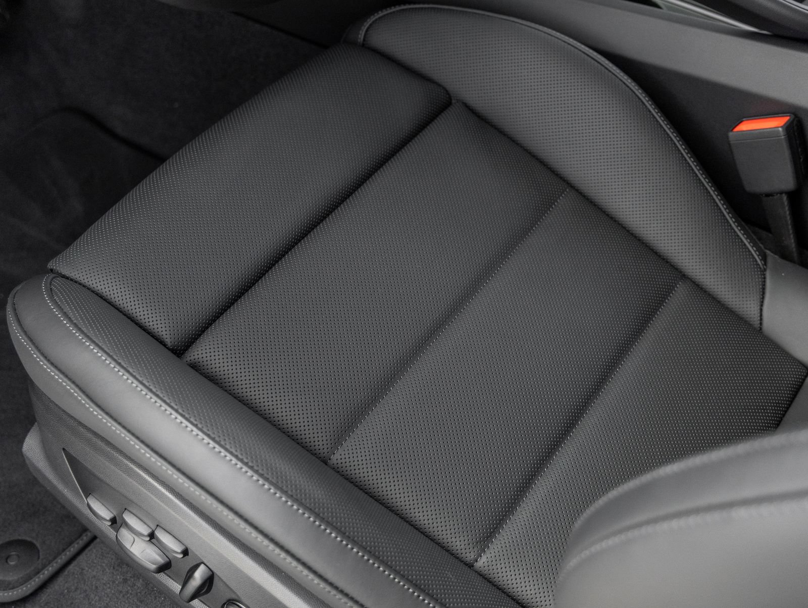 Certified 2025 Porsche Macan Electric RWD image 21