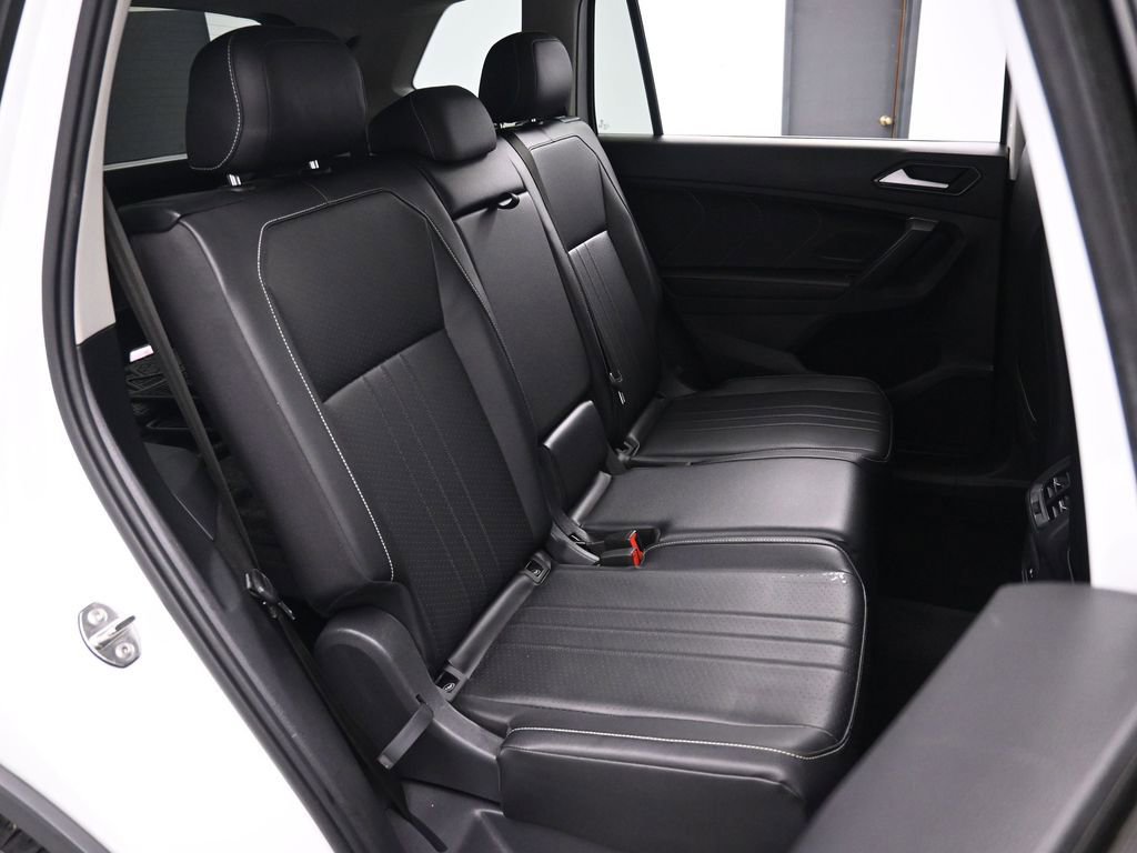 Used 2022 Volkswagen Tiguan SE w/ Panoramic Sunroof Package FWD image 21
