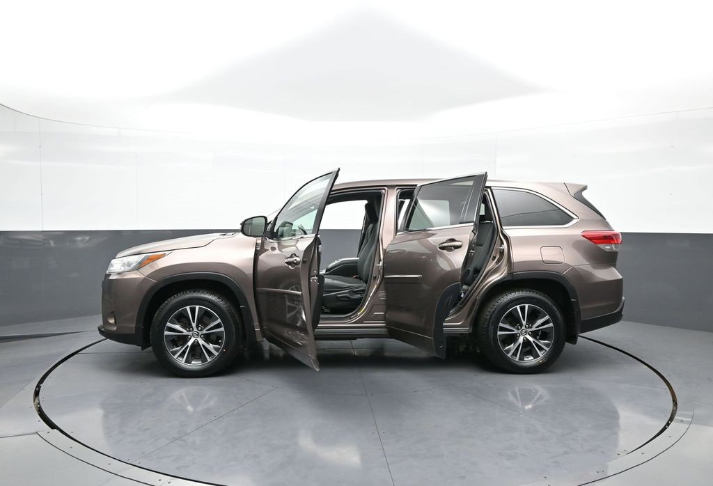Certified 2018 Toyota Highlander LE image 43