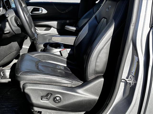 Used 2018 Chrysler Pacifica Touring-L w/ Premium Audio Group image 11