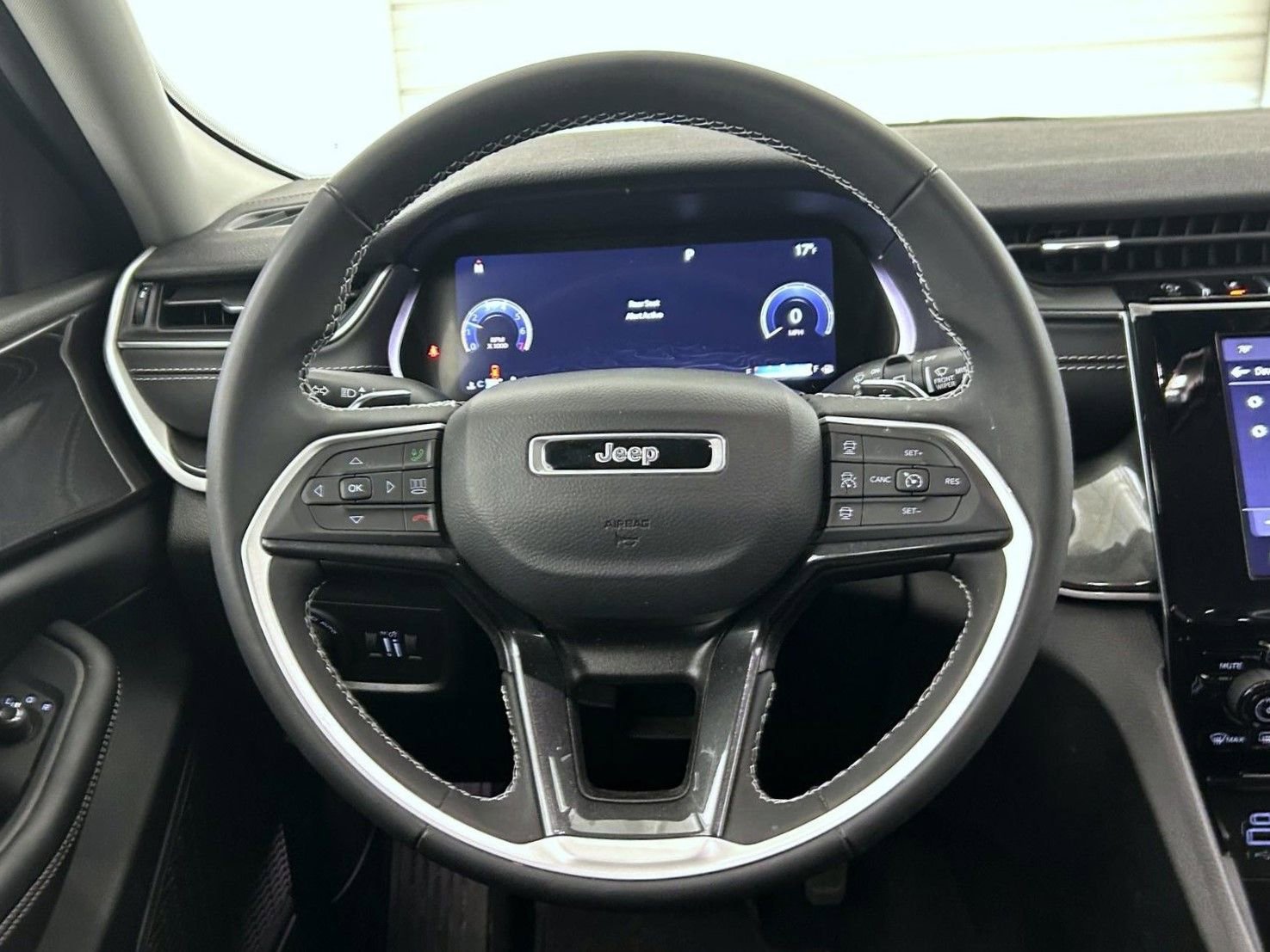 Certified 2023 Jeep Grand Cherokee Laredo AWD/4WD image 11