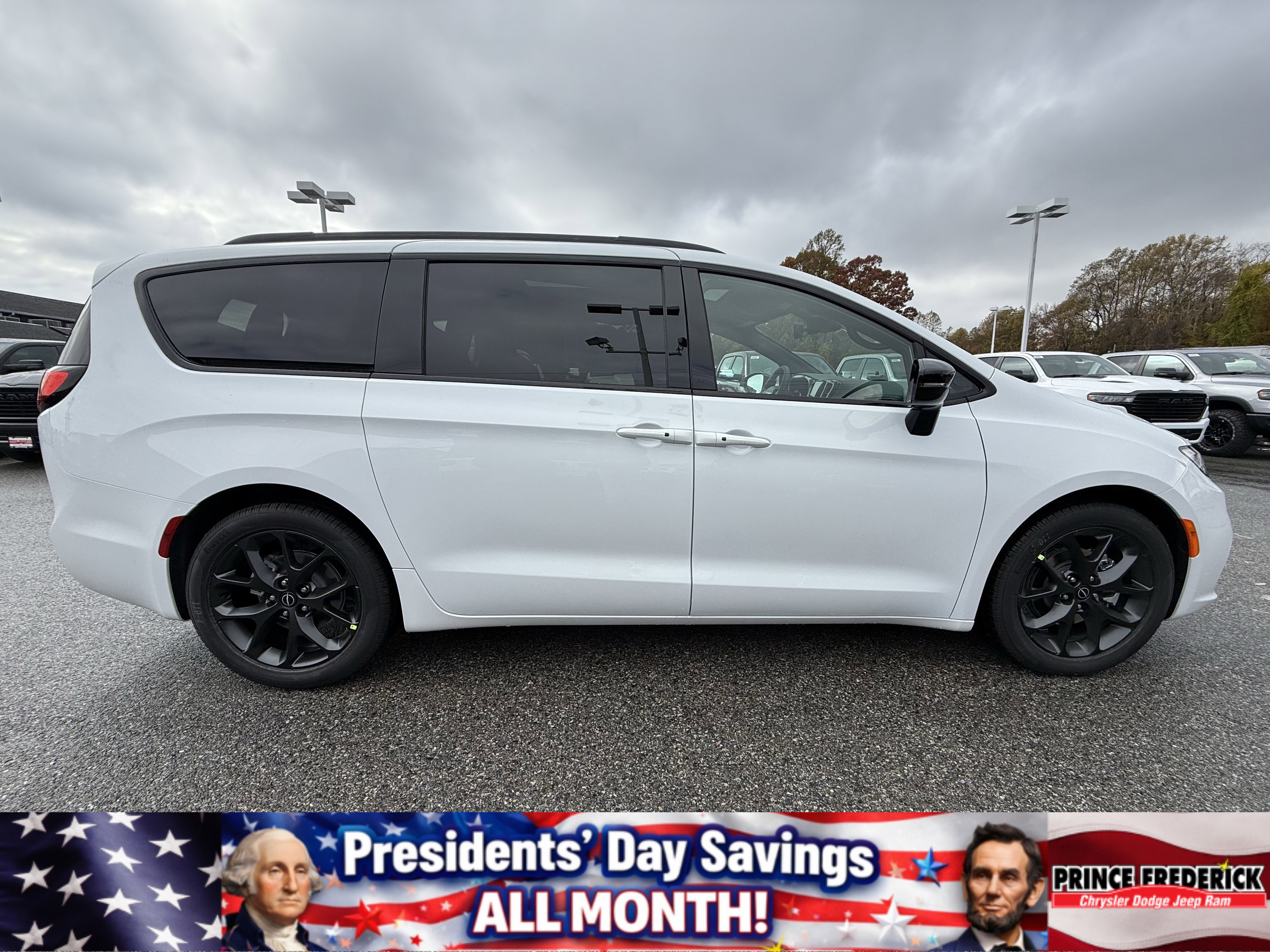 New 2026 Chrysler Pacifica Select image 2