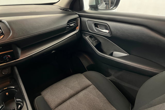 Used 2024 Nissan Rogue SV image 10