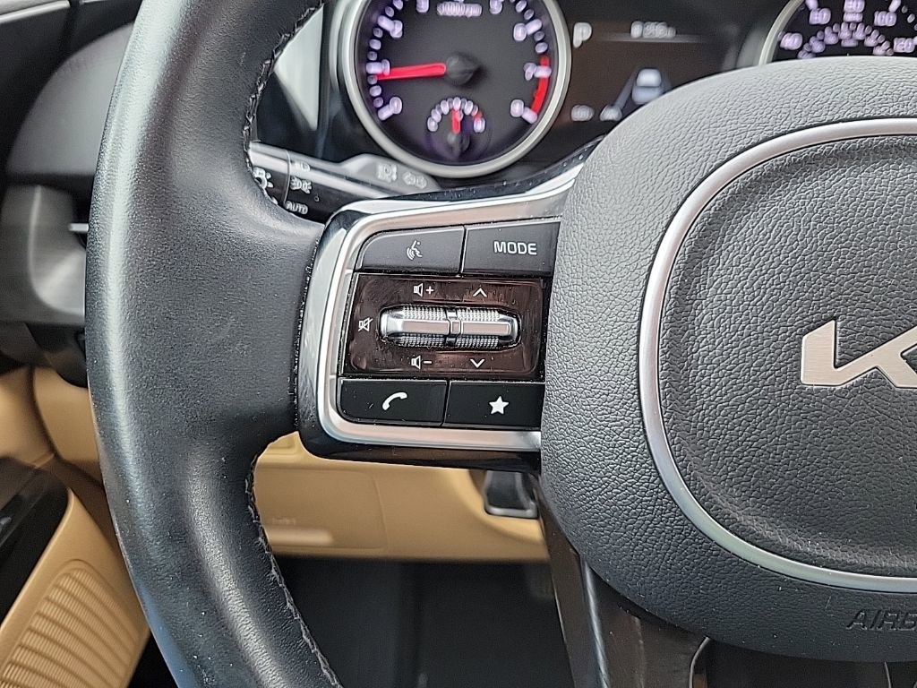 Used 2024 Kia Carnival EX image 30