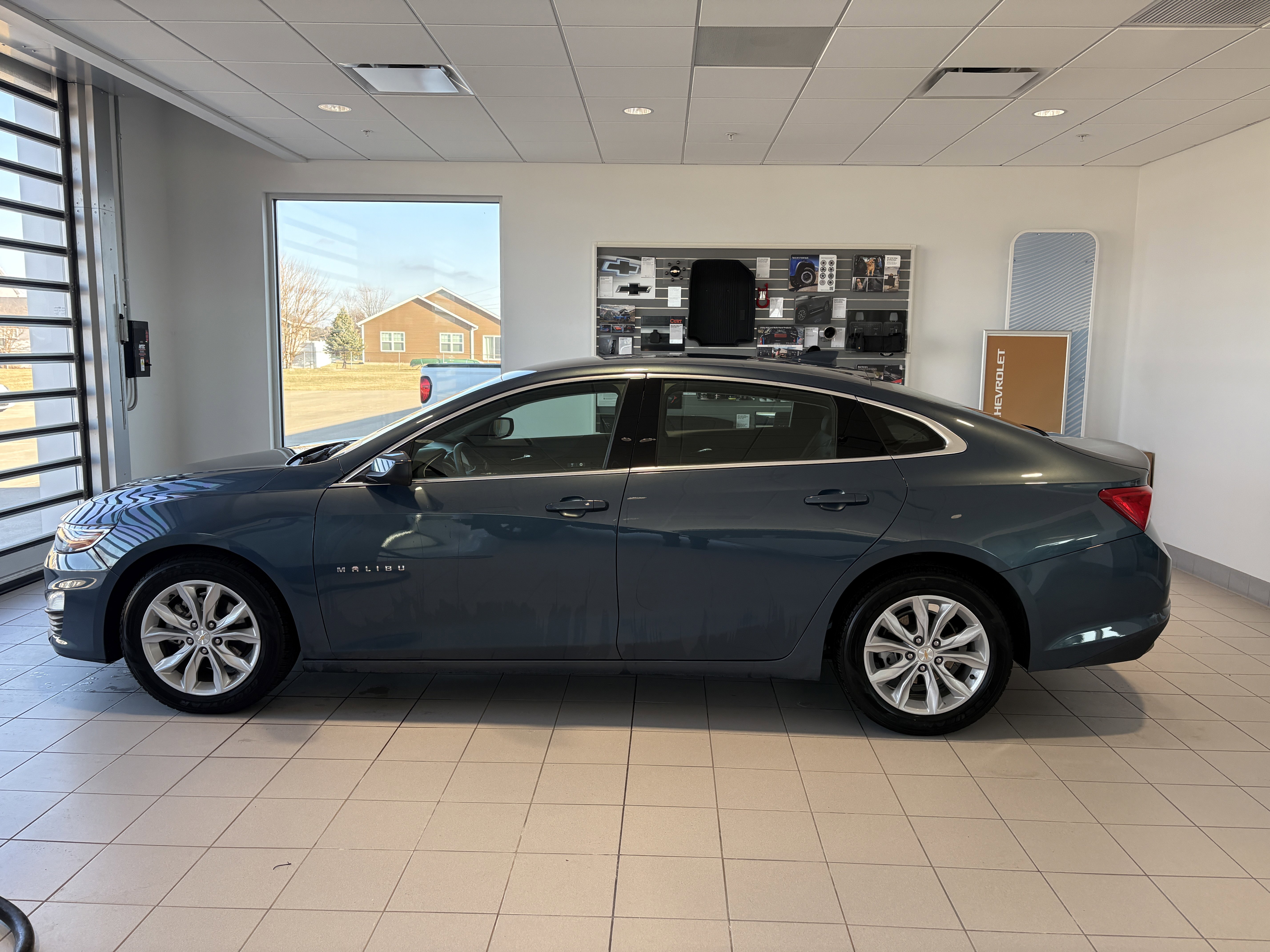 Used 2025 Chevrolet Malibu LT image 2