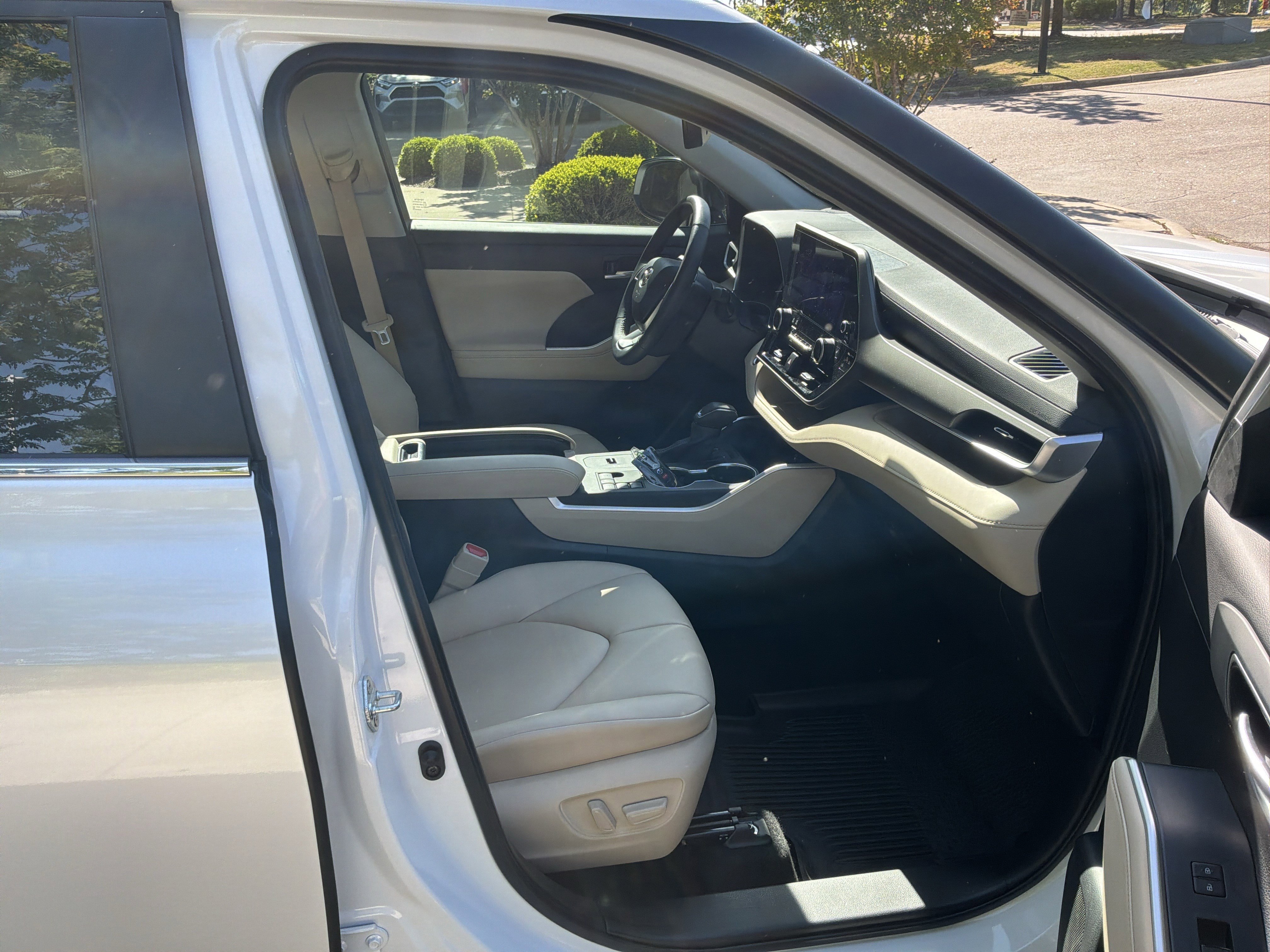 Used 2024 Toyota Highlander XLE FWD image 34