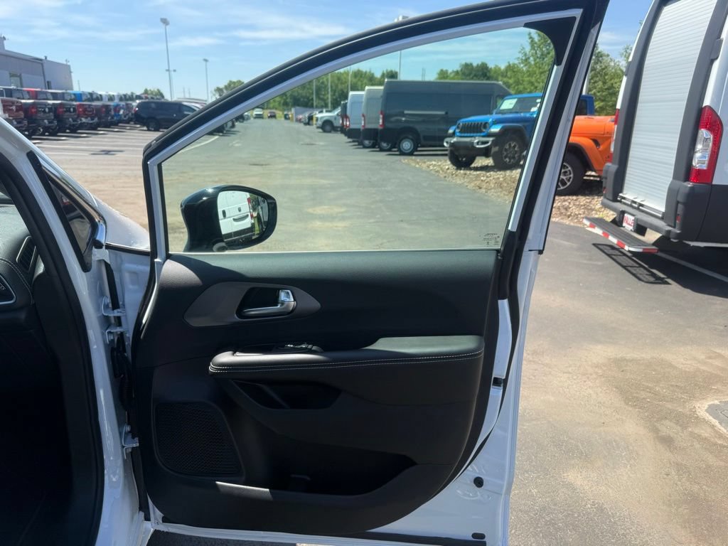 New 2027 Chrysler Pacifica Select w/ Family Tech Group FWD image 61