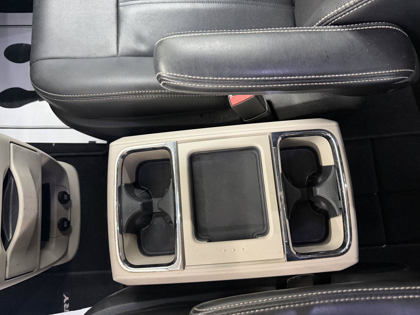 Used 2015 Chrysler Town & Country Touring FWD image 20