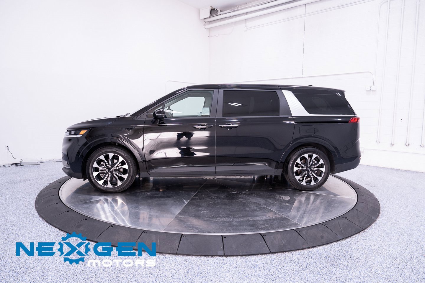 Used 2024 Kia Carnival EX image 30