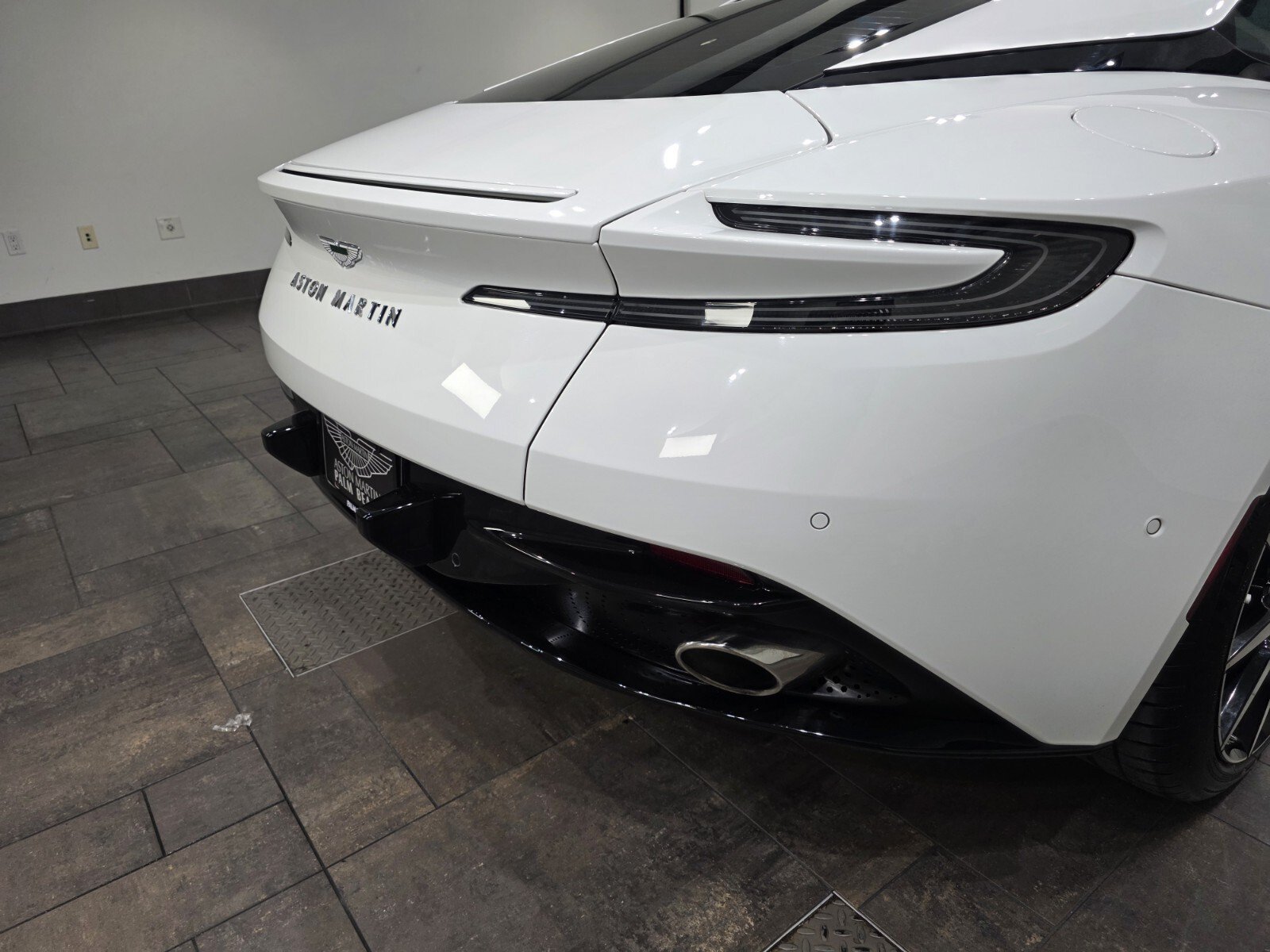 Used 2023 Aston Martin DB11 Coupe RWD image 8