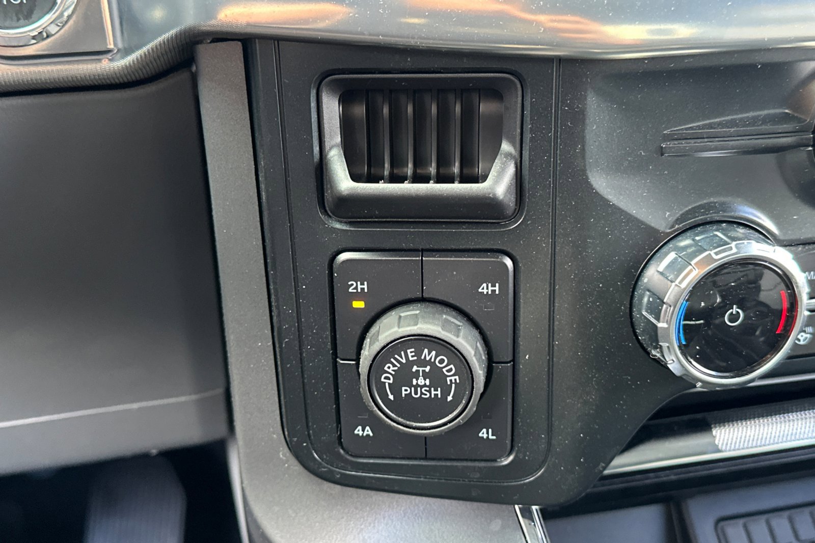 Used 2025 Ford F150 Lariat w/ Equipment Group 501A Mid image 27