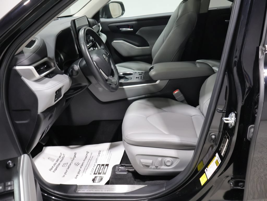 Used 2023 Toyota Highlander XLE AWD/4WD image 10