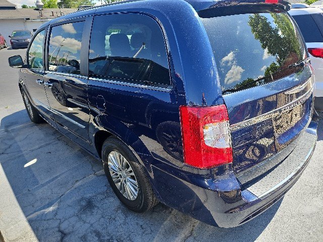 Used 2013 Chrysler Town & Country Touring-L w/ Driver Convenience Group FWD image 3