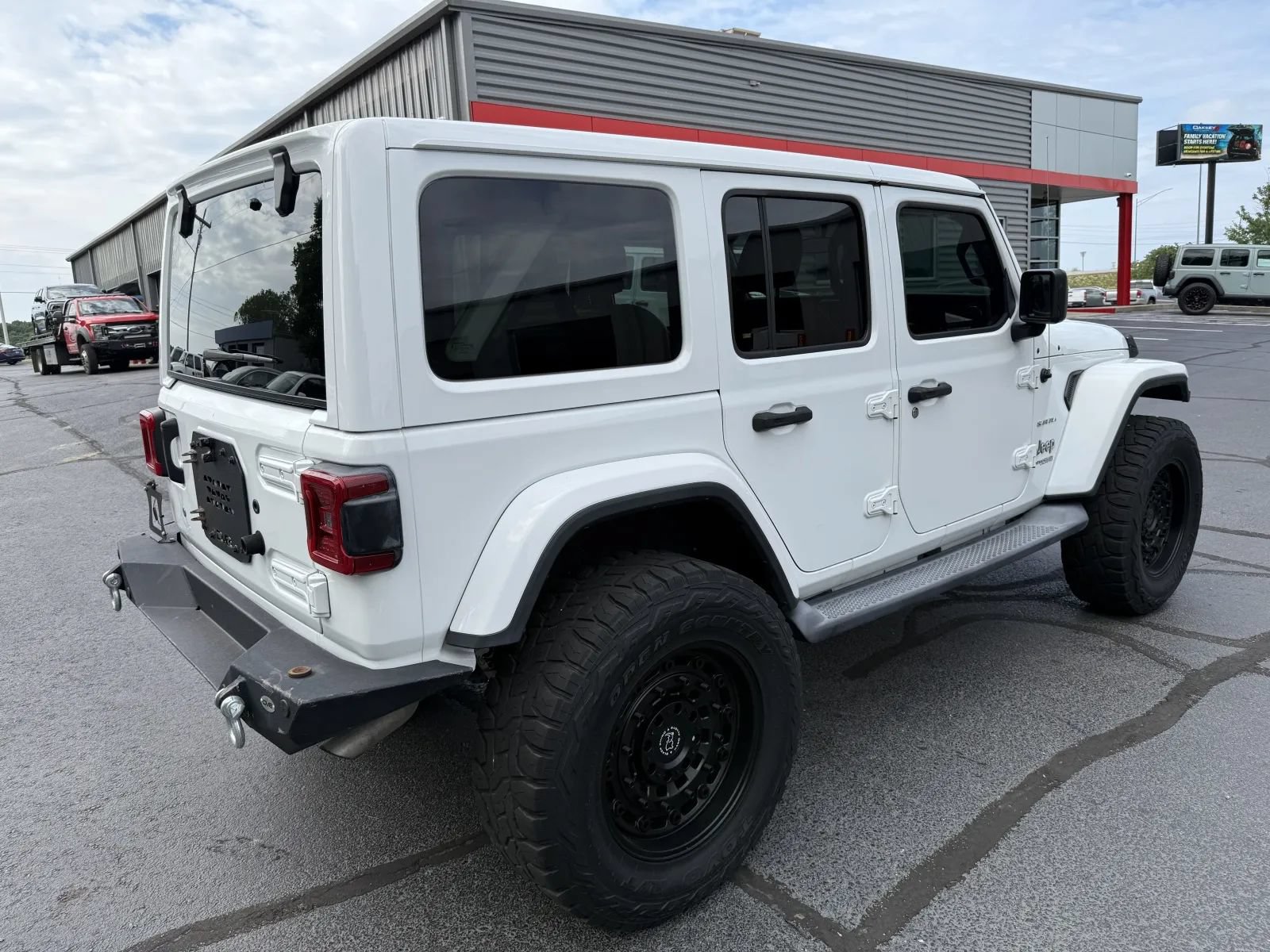 Used 2018 Jeep Wrangler Unlimited Sahara w/ LED Lighting Group AWD/4WD image 4
