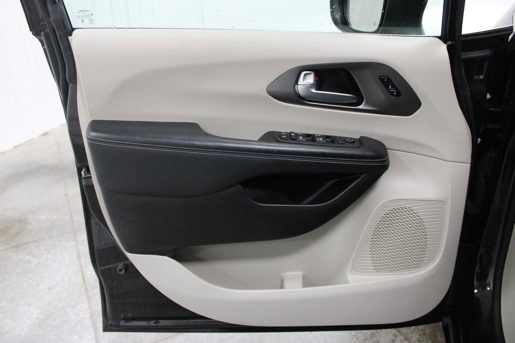 Used 2023 Chrysler Pacifica Touring-L FWD image 19