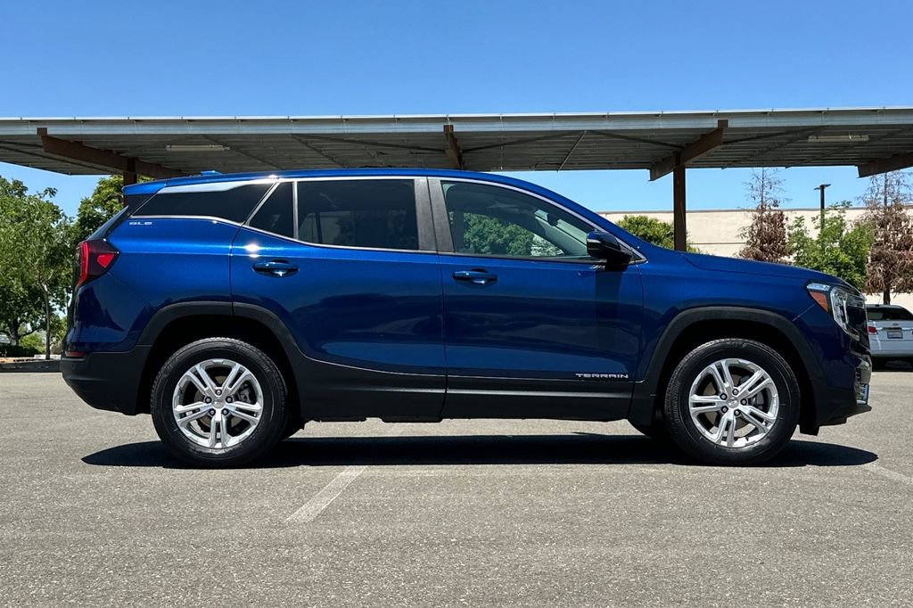Used 2022 GMC Terrain SLE w/ LPO, Floor Liner Package image 8