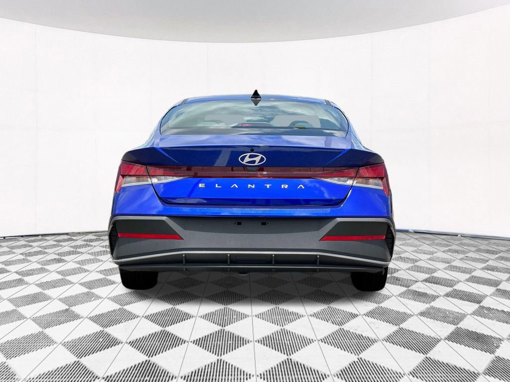 Used 2025 Hyundai Elantra SE image 10