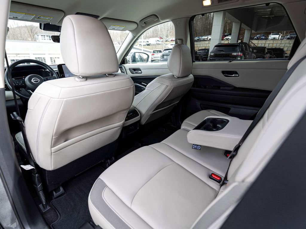 Used 2023 Nissan Pathfinder SL AWD/4WD image 28