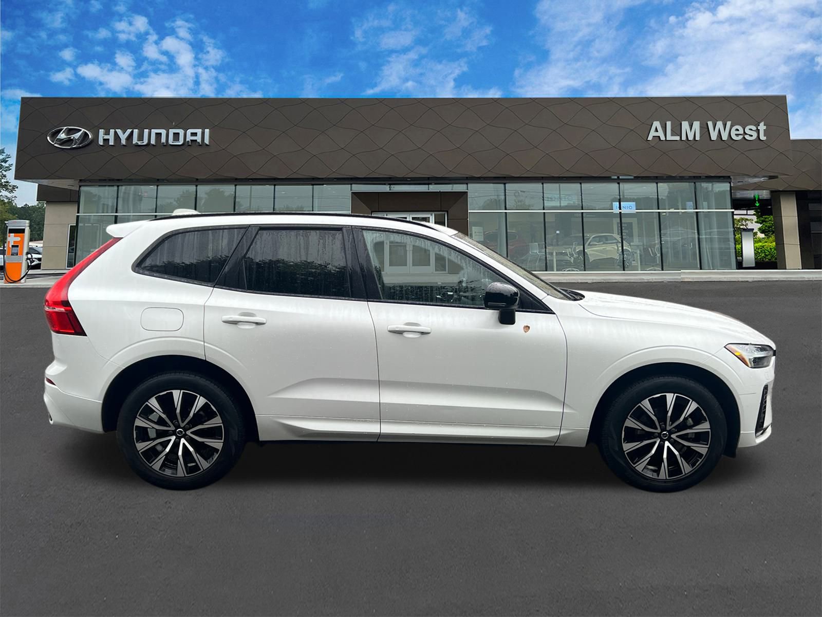 Used 2024 Volvo XC60 B5 Core w/ Protection Package Premier AWD/4WD image 4