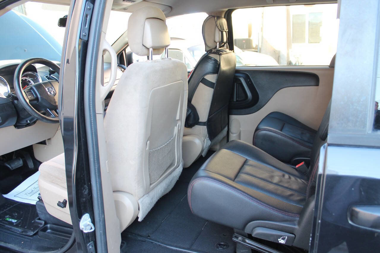 Used 2016 Dodge Grand Caravan SXT FWD image 21