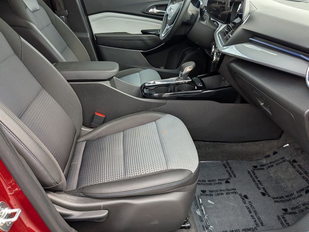 Used 2025 Chevrolet Trax LT w/ LT Convenience Package image 30
