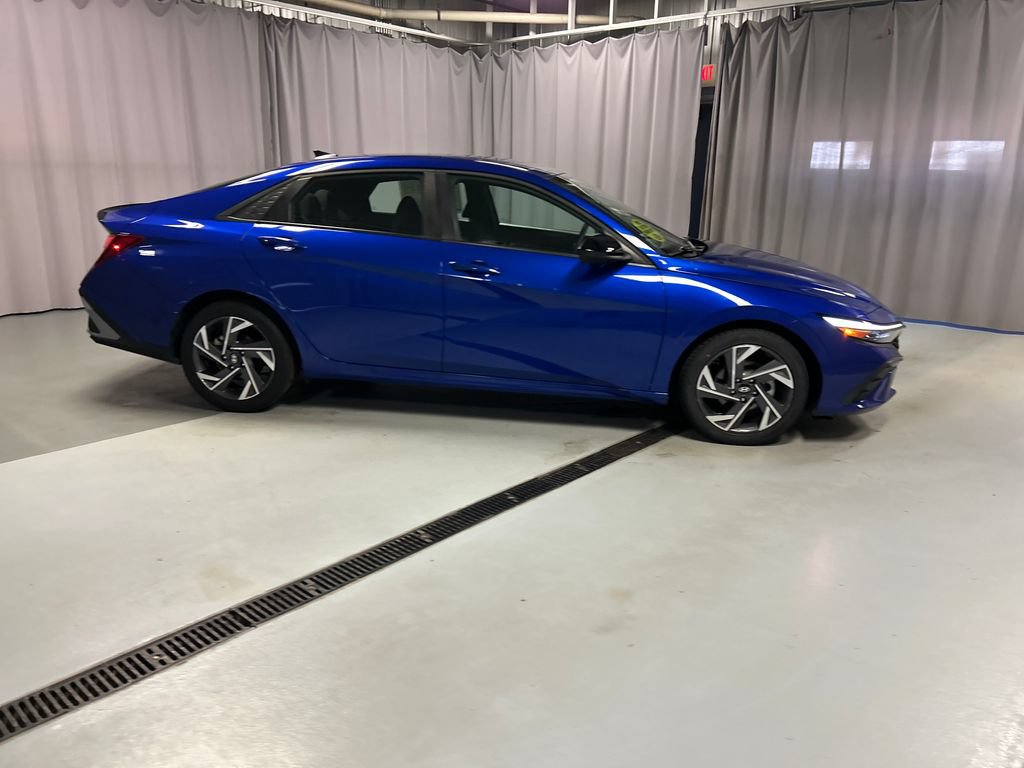 Used 2025 Hyundai Elantra Sport FWD image 8