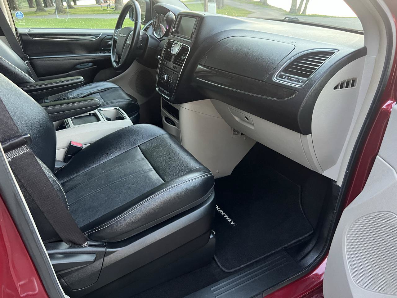 Used 2013 Chrysler Town & Country Touring FWD image 24