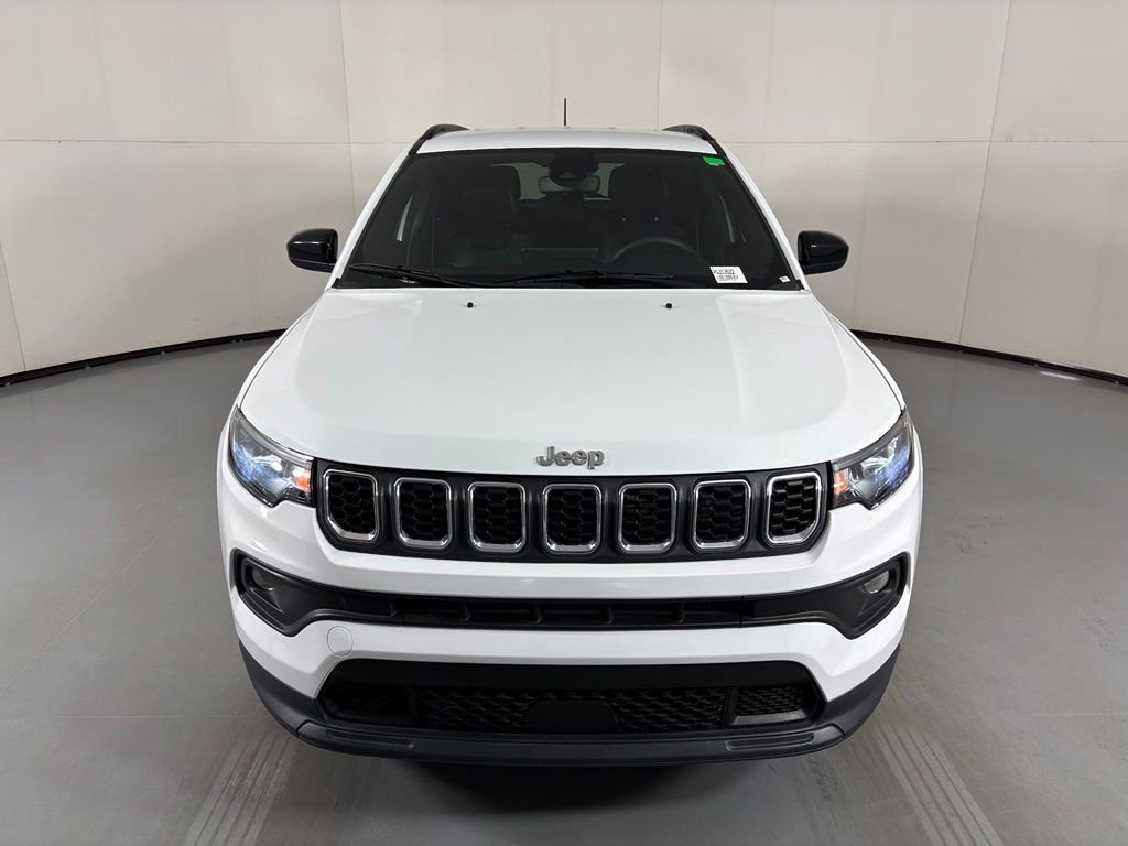 Used 2024 Jeep Compass Latitude AWD/4WD image 3