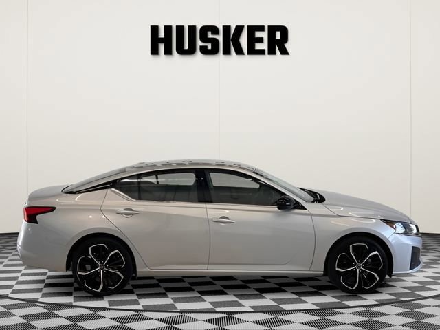 Used 2025 Nissan Altima 2.5 SR FWD image 2