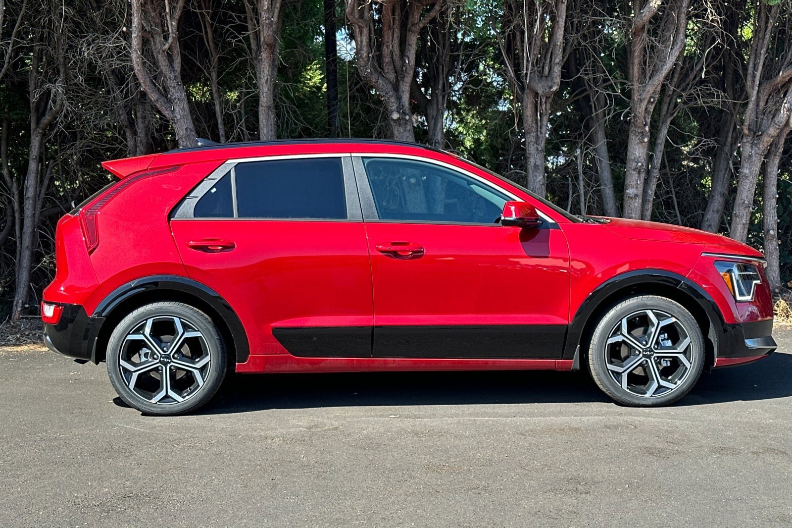 New 2025 Kia Niro EX Touring image 2