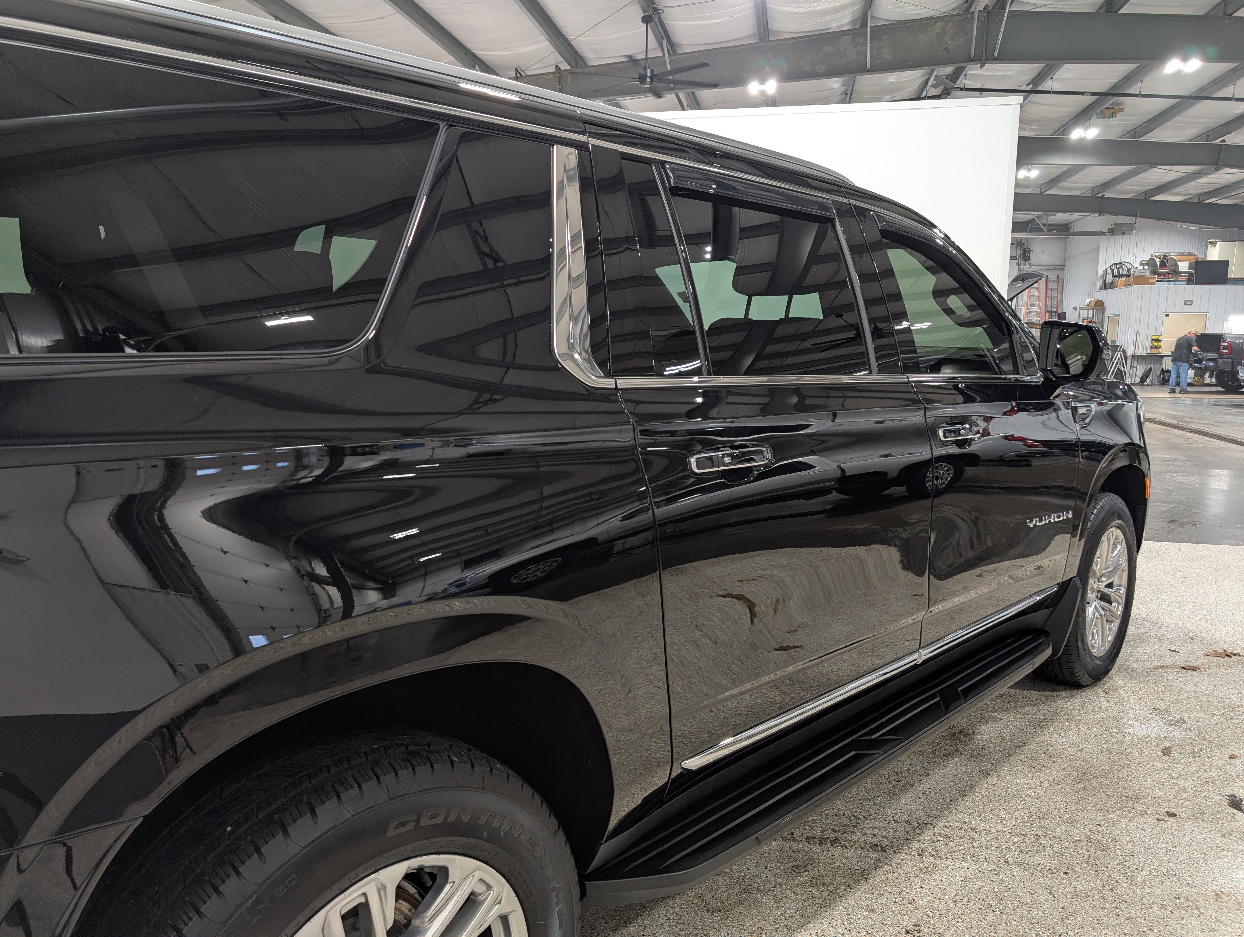 Used 2022 GMC Yukon XL SLT w/ SLT Luxury Package image 3