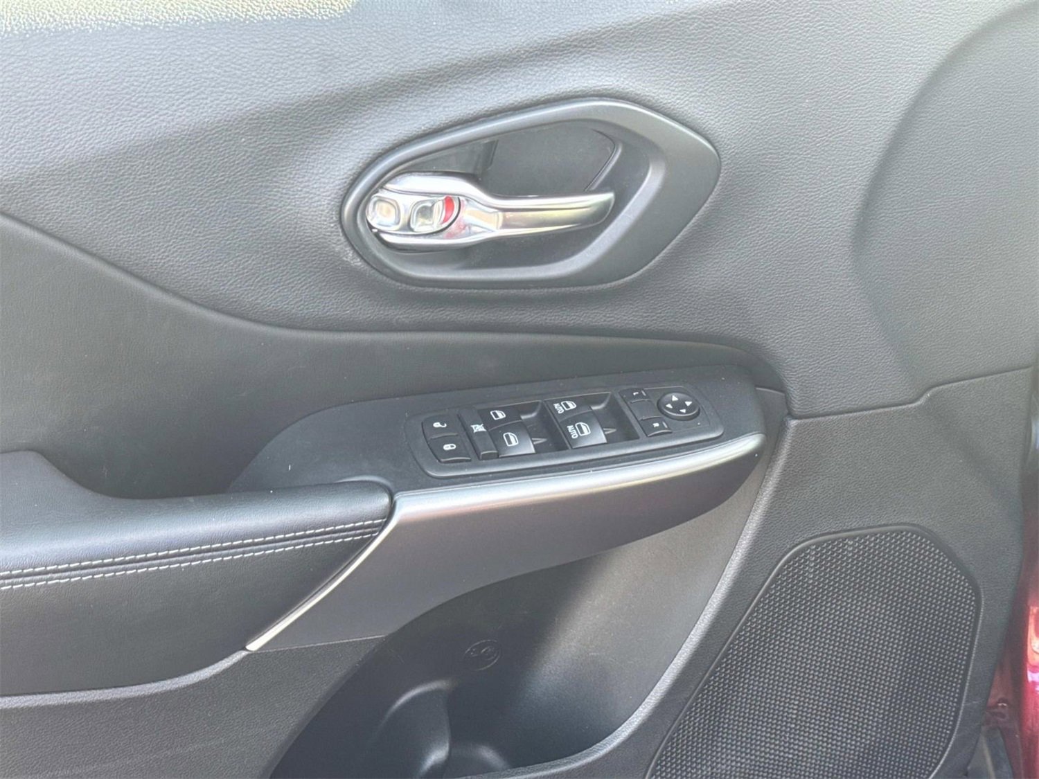 Used 2019 Jeep Cherokee Latitude Plus image 25