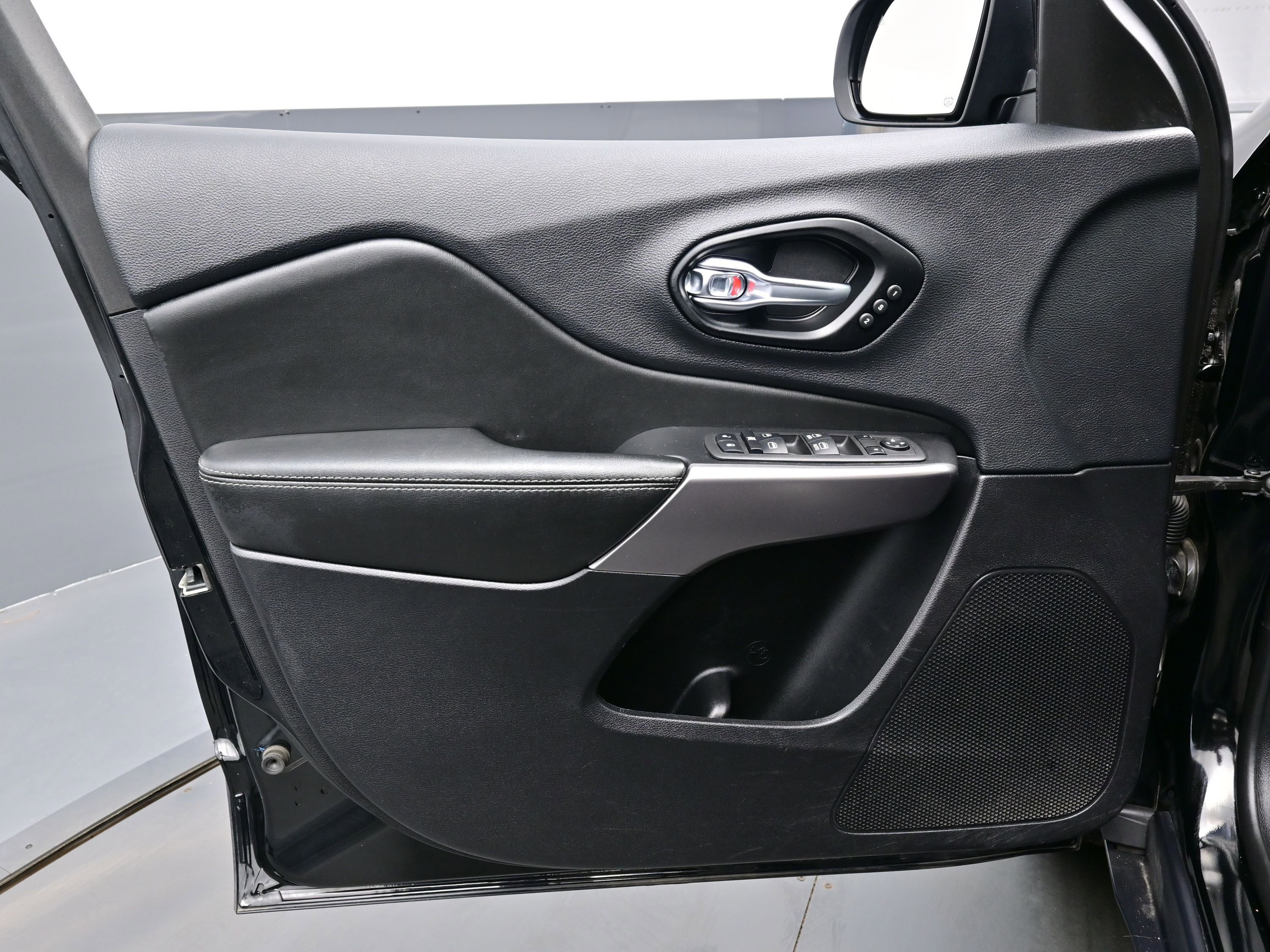 Used 2022 Jeep Cherokee Limited image 10