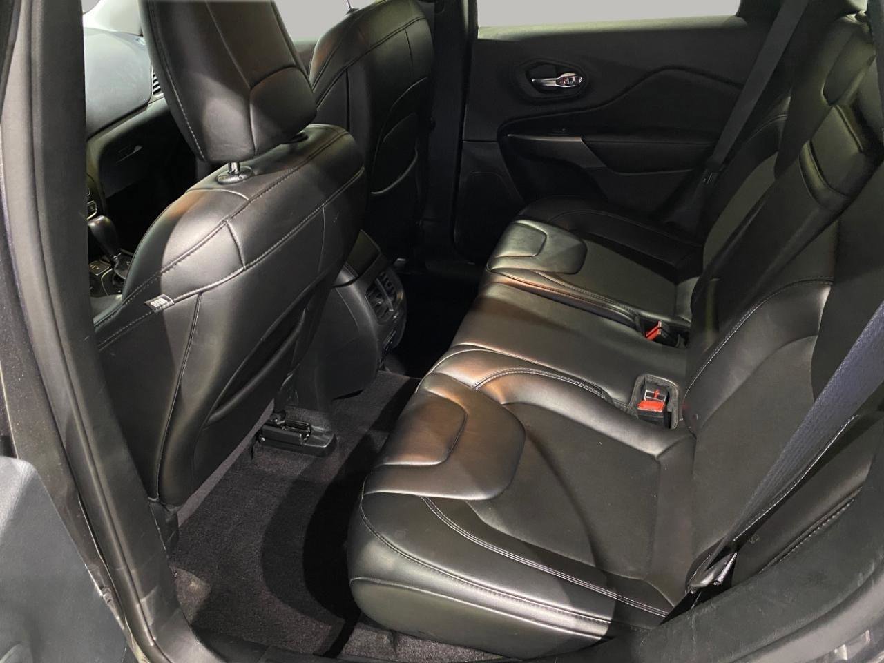 Used 2019 Jeep Cherokee Latitude Plus w/ Cold Weather Group AWD/4WD image 16