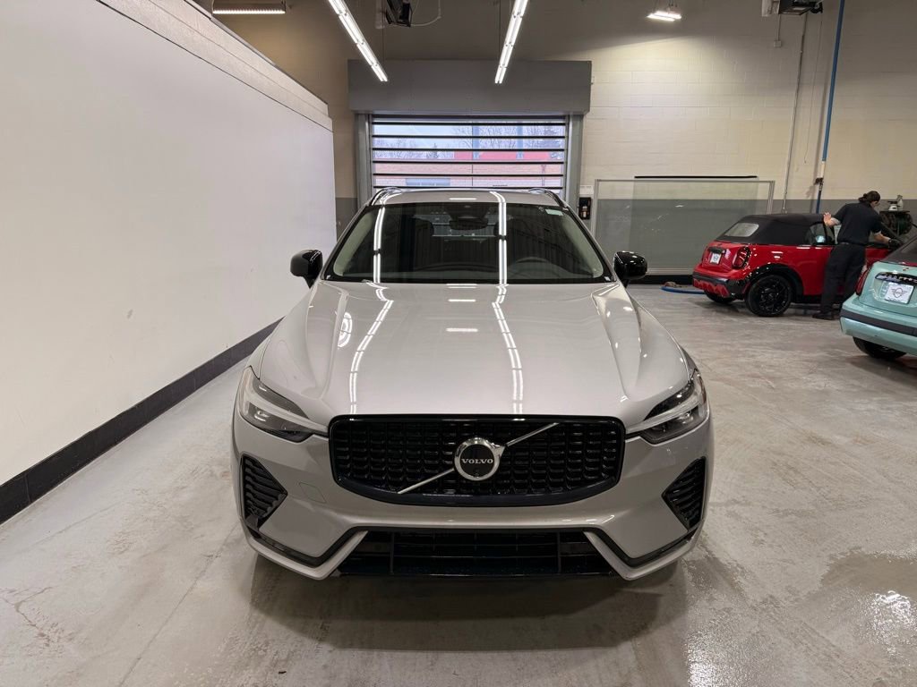 Used 2025 Volvo XC60 B5 Plus image 8