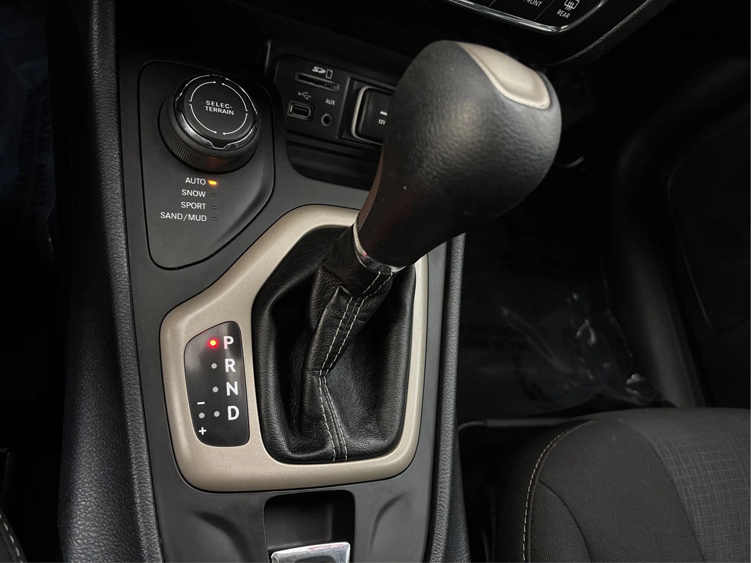Used 2017 Jeep Cherokee Latitude AWD/4WD image 41