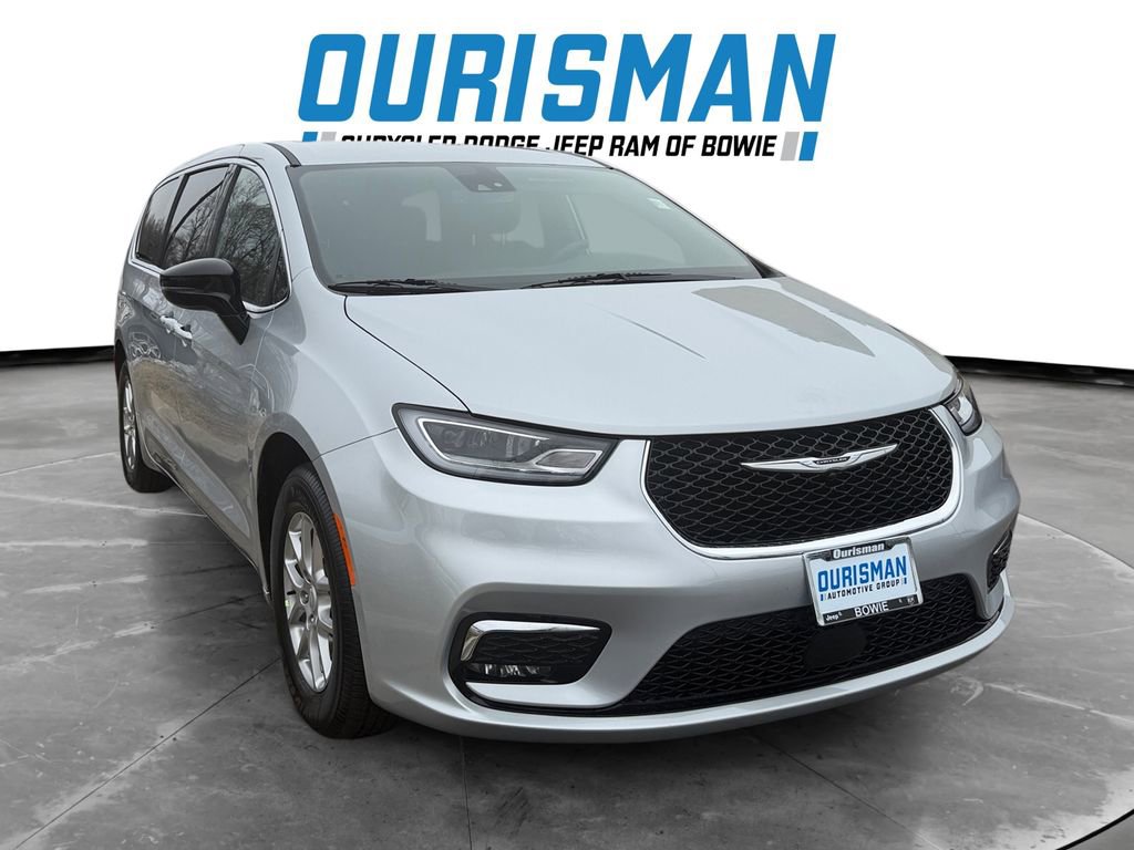 Used 2026 Chrysler Pacifica Select image 1