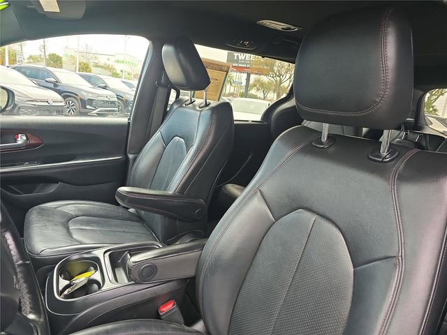Used 2020 Chrysler Pacifica Touring-L image 18