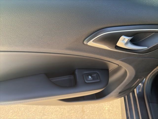 Used 2017 Chrysler 200 Limited Platinum w/ Comfort & Convenience Group FWD image 8