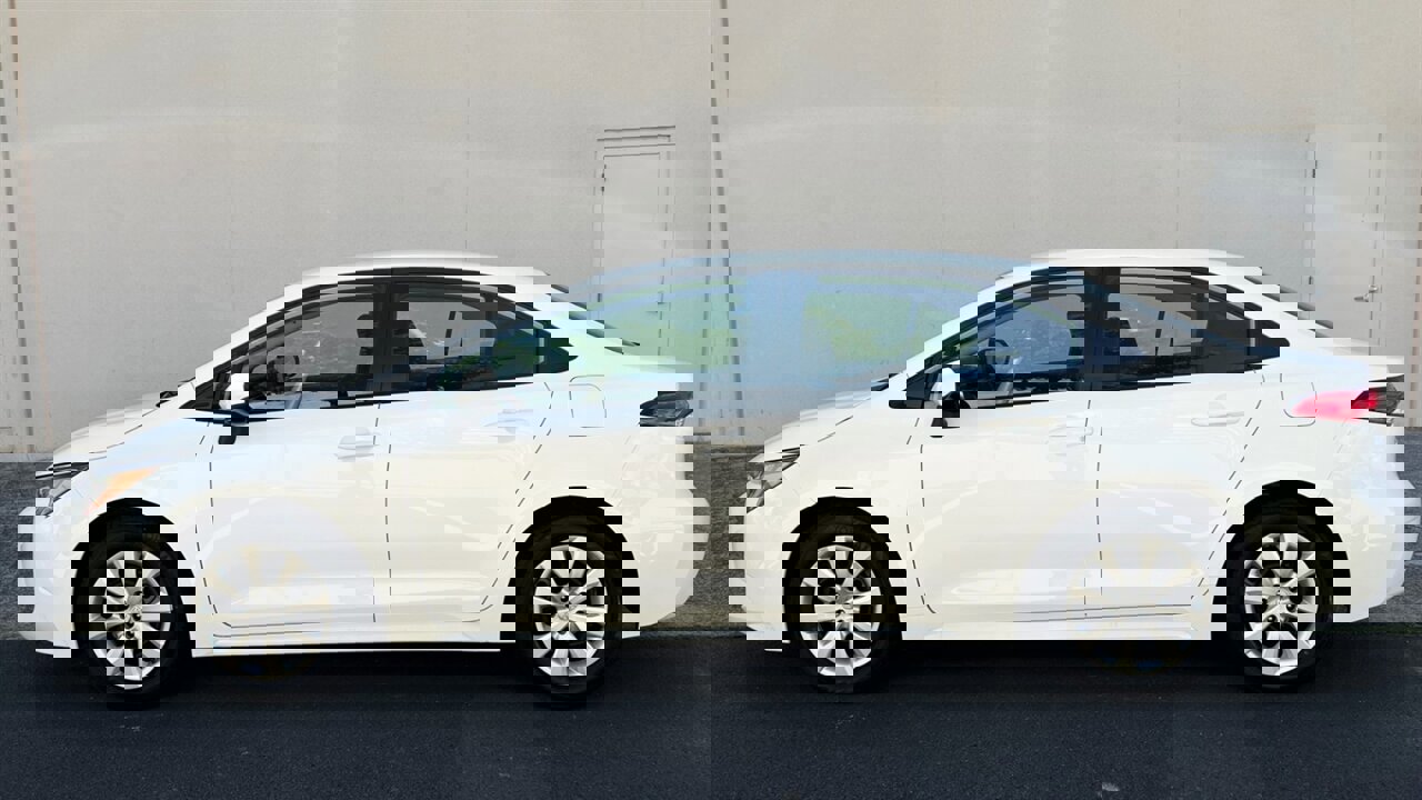 Used 2022 Toyota Corolla LE image 2