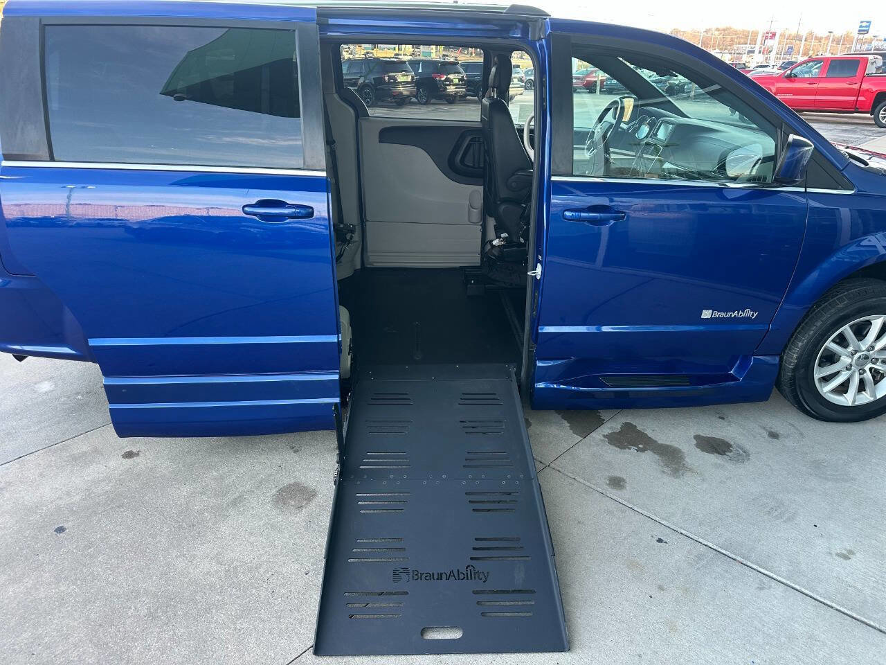 Used 2018 Dodge Grand Caravan SXT image 23