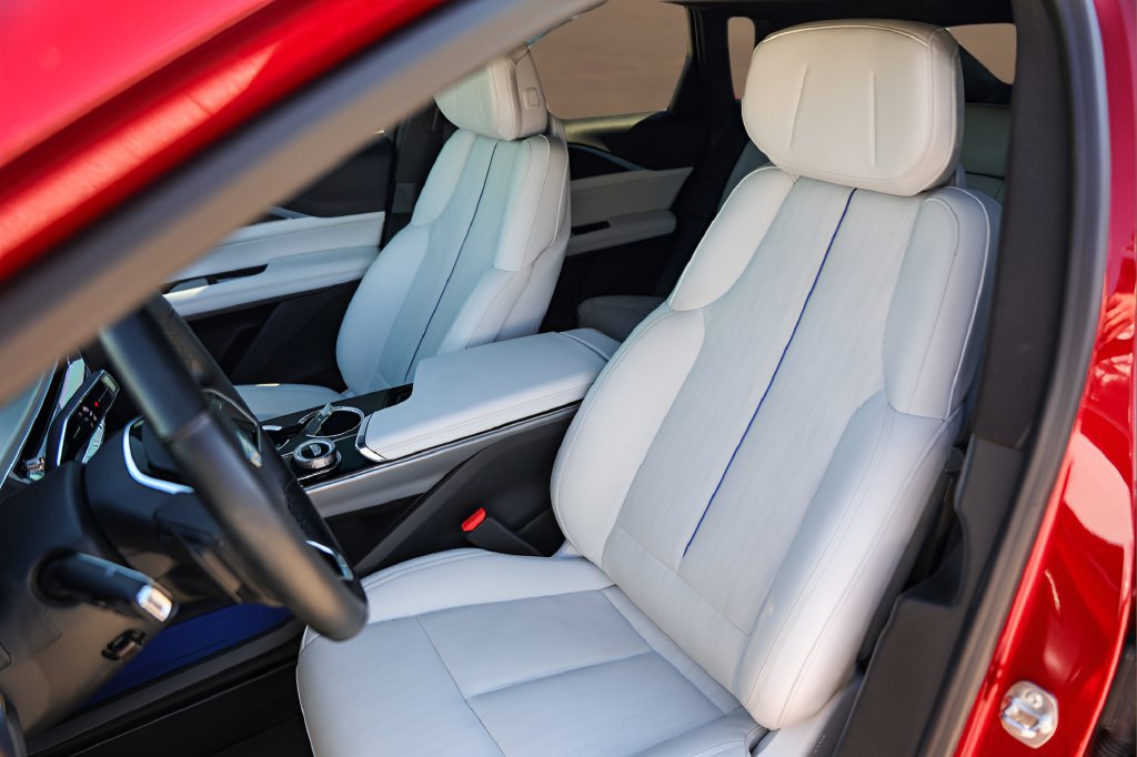 Certified 2024 Cadillac Lyriq Luxury RWD image 7