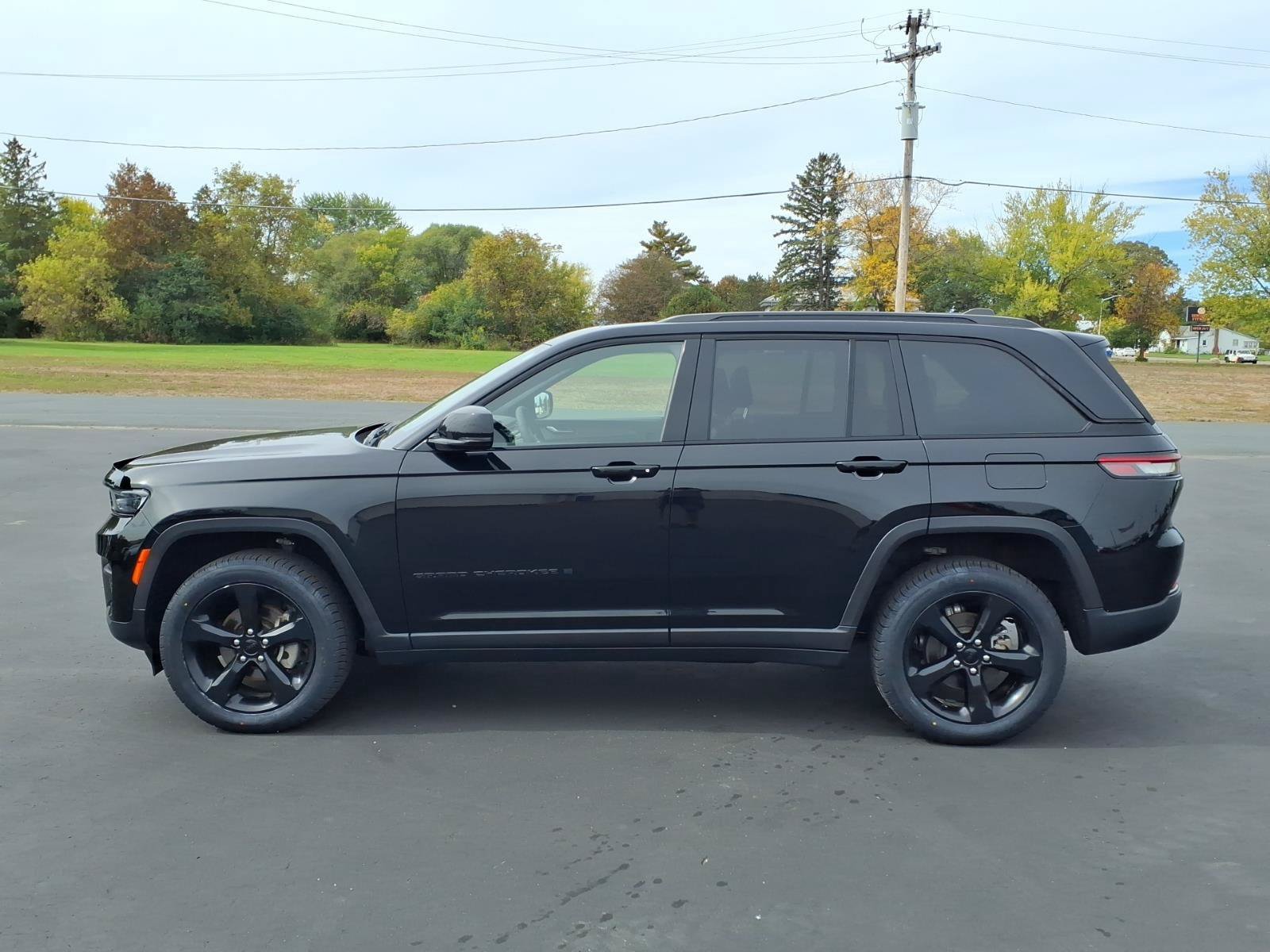 Used 2023 Jeep Grand Cherokee Altitude AWD/4WD image 2